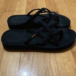 Women’s Teva Olowahu Sandal. Worn once. Great condition!